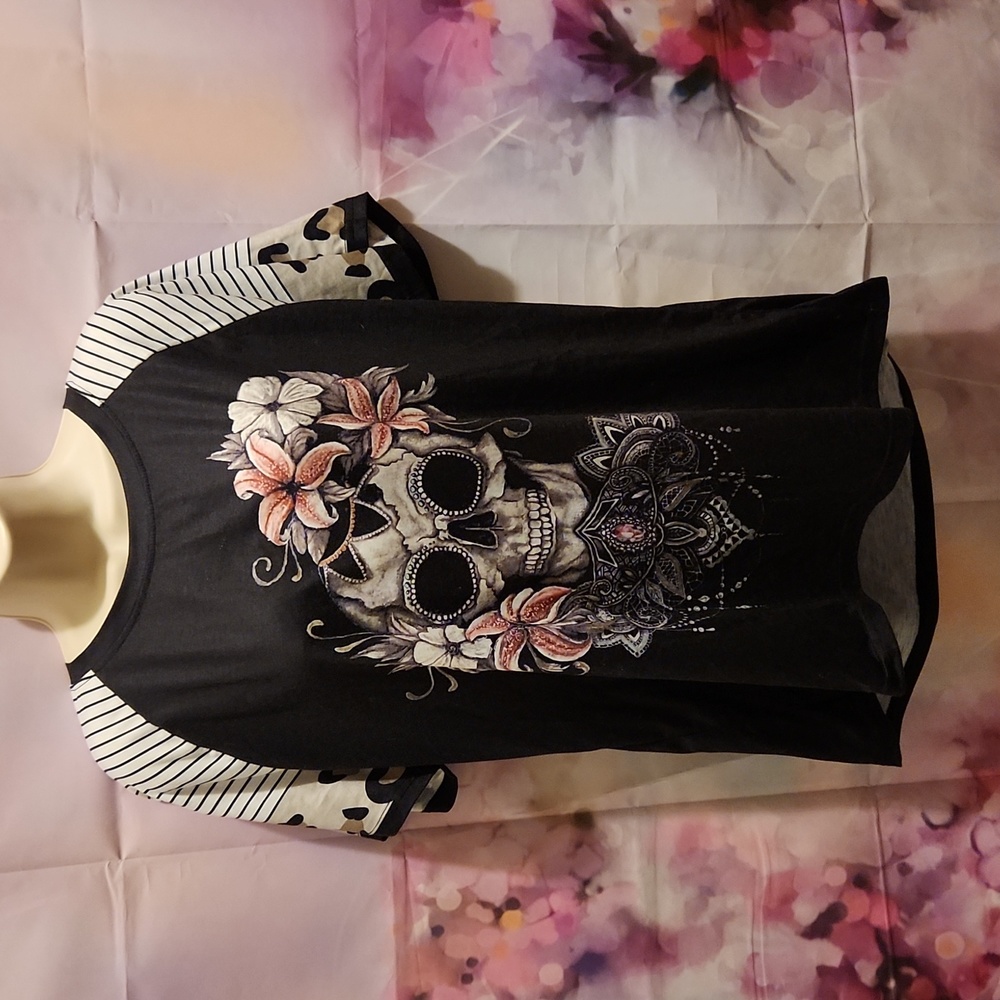 Womens Torrid size 2 or 18/20 skull 💀 and floral 🌸‎ short sleeve t-shirt